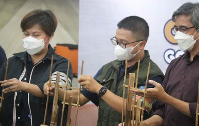 Wakil Presiden Direktur PTAR Ruli Tanio didampingi Senior Manager Corporate Communication, Katarina Siburian Hardono, membunyikan angklung, tanda dibukanya OlympiAR 2022 yang menargetkan mahasiswa tingkat nasional.