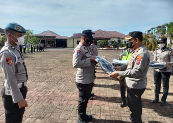 (Zatam/Taslab News)  Pembagian kaporlap yang dilaksanakan di lapangan apel Polres Tapteng. 