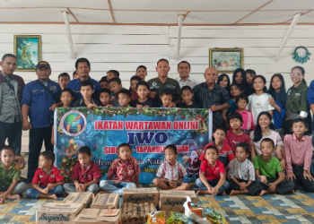 Pengurus Daerah IWO Sibolga-Tapteng bersama anak-anak panti asuhan Sion.