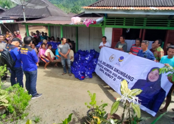 Penyaluran paket Natal dan Tahun Baru Hj Delmeria di salah satu Desa di Tapteng. 