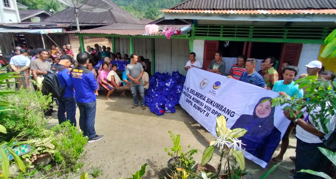 Penyaluran paket Natal dan Tahun Baru Hj Delmeria di salah satu Desa di Tapteng.