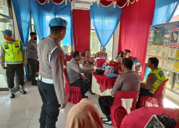. (Zatam/Taslab News)  Tim Supervisi Div Propam Mabes Polri saat mengunjungi Pos Terpadu Bandara FL Tobing. 