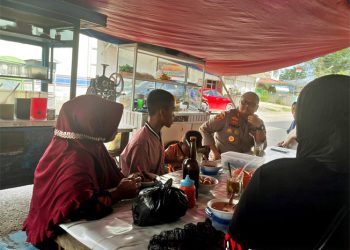 Sambil Minum Es Cendol, Kapolres Tanjungbalai Dengar Keluhan Warga