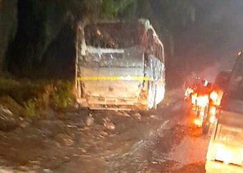 Terbakar di Jalinsum Dessa Pabatu, Bangkai Bus Pelita Paradep Jadi Tontonan Pengguna Jalan
