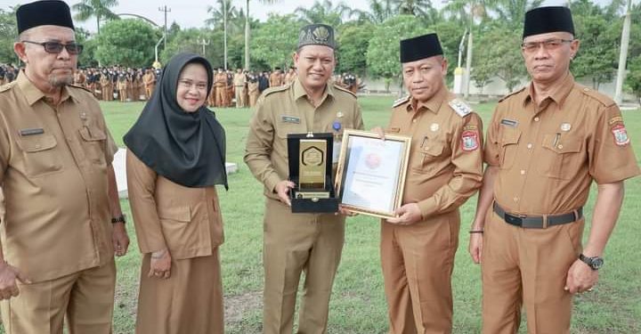 Wali Kota Tanjungbalai Serahkan Penghargaan Kepada Dinas Kominfo