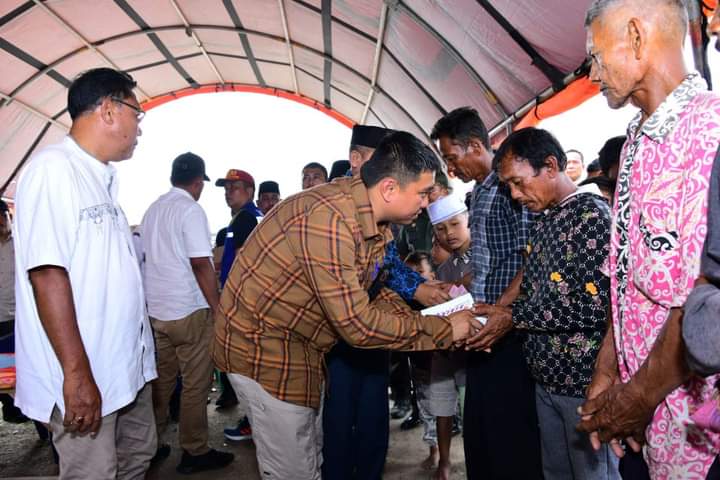 (Richard Silaban/TASLABNEWS)Hendiyanto meninjau lokasi kebakaran dan memberi bantuan 