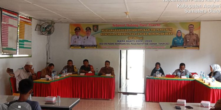 Bhabikamtibmas Polsek Pulau Raja Hadiri Undangan RPJMDes di Ofa Padang Mahondang