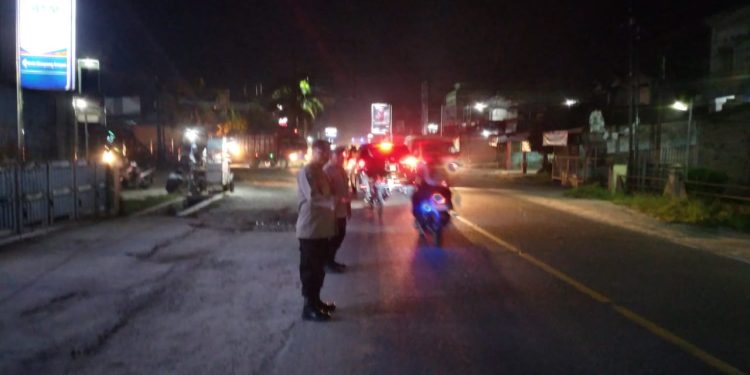 Personil Polsek Simpang Empat Giat Patroli KRYD, “Blue Light”
