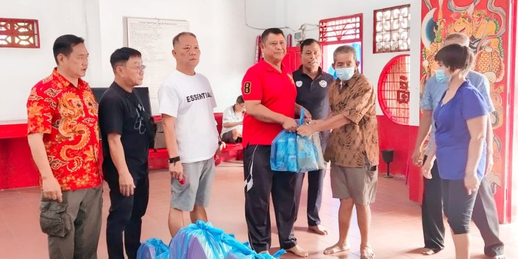 (Budi/TASLABNEWS) Pengurus Yayasan Sosial Budi Agung dan Pundi Amal Budi Agung Rantauprapat saat menyerahkan paket imlek kepada warga.