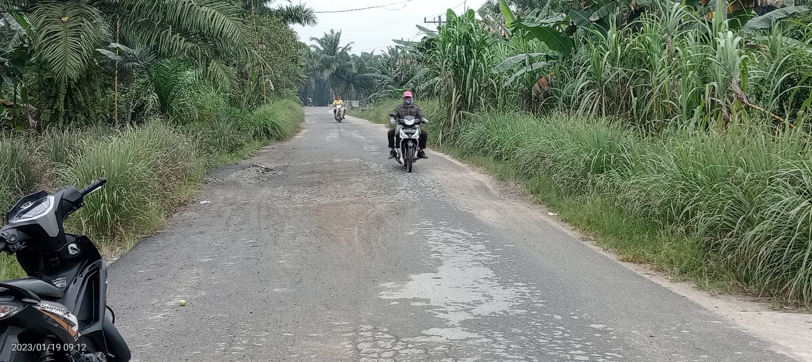 Warga Desa Panca Arga Asahan Kesal Karena Jalan yang Rusak Tak Kunjung Diperbaiki