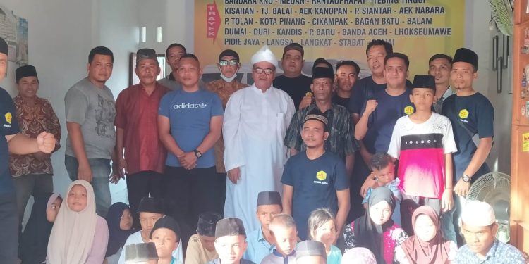 Sejumlah anak-anak yatim mendapatkan santunan dari PT HATRA Tour and Travel.