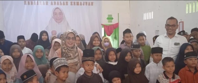 Budi Febriani saat berfoto bersama dengan sejumlah anak-anak yatim pada acara peresmian Rumah Singgah Sumut Berbudi. 