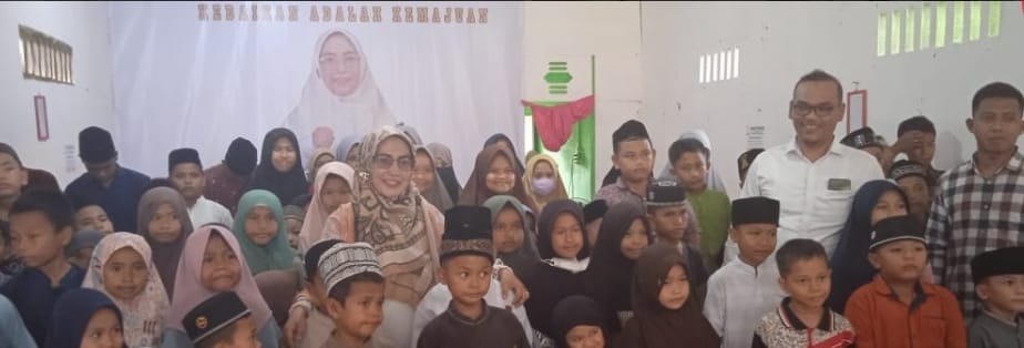 Budi Febriani saat berfoto bersama dengan sejumlah anak-anak yatim pada acara peresmian Rumah Singgah Sumut Berbudi. 