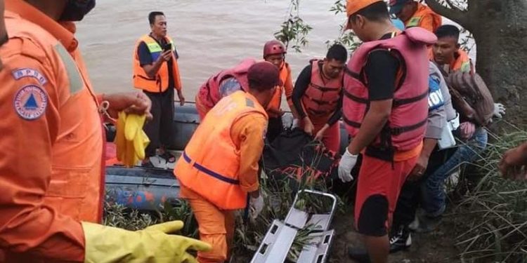Hari ke 2 Pencarian, Bambang Ditemukan Sudah Jadi Mayat di Sungai Barumun