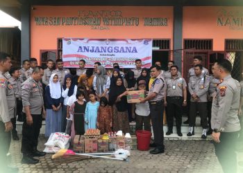 (Zatam/Taslab News) Anjangsana Kapolres Tapteng ke panti asuhan yatim piatu Namira. 