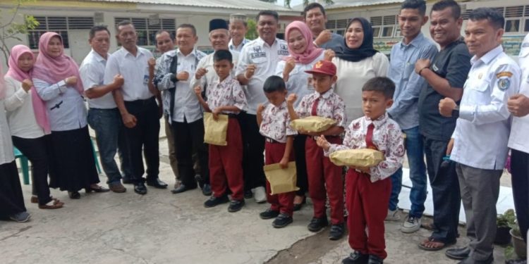 Plt Kadis Pendidikan Labuhanbatu Asrol Azis Lubis SE MAp beserta rombongan saat menyalurkan bantuan korban kebakaran di Rantauprapat.
