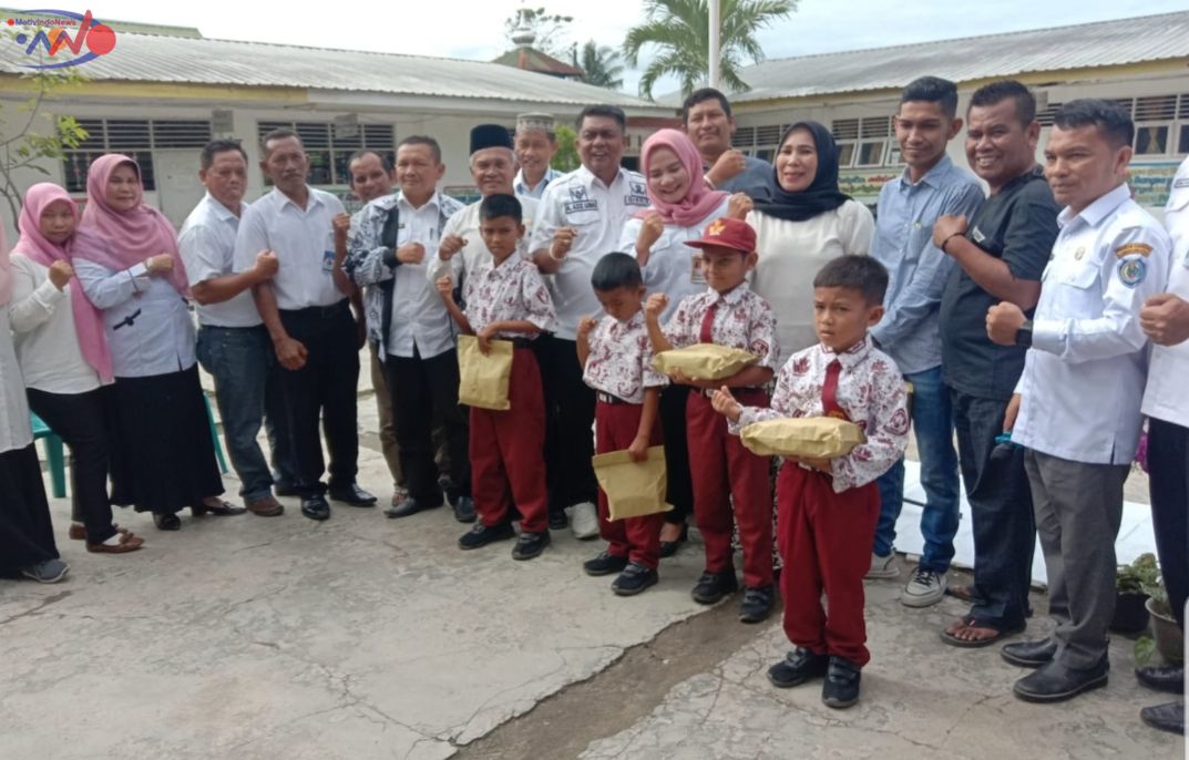 Plt Kadis Pendidikan Labuhanbatu Asrol Azis Lubis SE MAp beserta rombongan saat menyalurkan bantuan korban kebakaran di Rantauprapat.