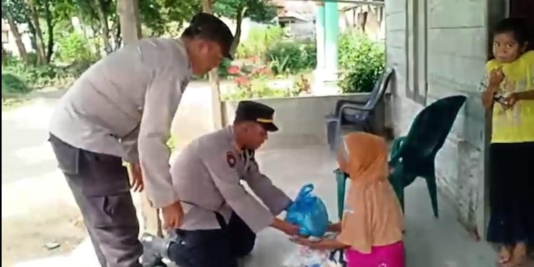 Kapolsek Bandar Pasir Mandoge Bagi Sembako ke Warga Kurang Mampu