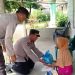 Kapolsek Bandar Pasir Mandoge Bagi Sembako ke Warga Kurang Mampu