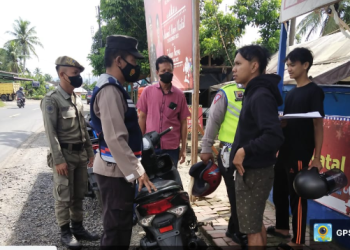 (Zatam/Taslab News)  Salah seorang pengendara sepedamotor terjaring razia knalpot blong. 