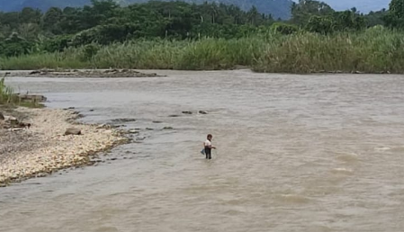 (Zatam/Taslab New) Nelayan tradisional sedang menangkap ikan di sungai Batangtoru.