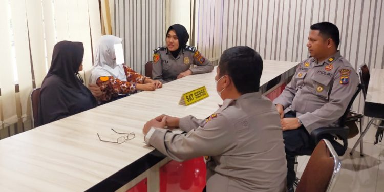 Korban Bunga didampingi Neneknya saat memberi keterangan di Mapolres Polres Asahan, Kamis (2/2/2023).