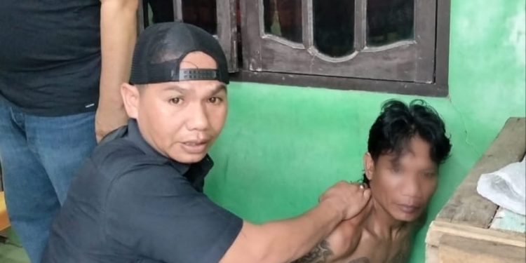 Petugas kepolisian Polres Labuhanbatu saat menangkap pengedar narkoba di Rantauprapat