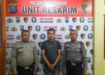 Tersangka saat di kantor polisi