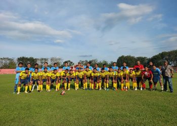 Kedua tim kesebelasan foto bersama