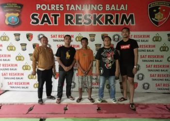 Tersangka saat di kantor polisi