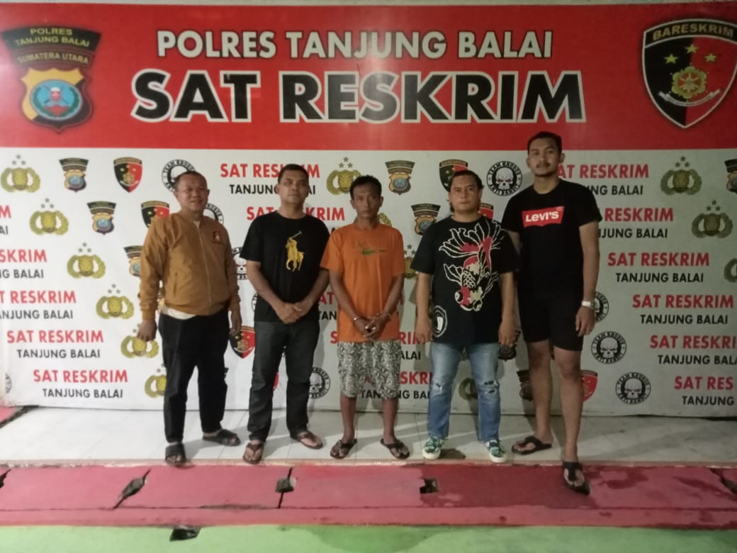 Tersangka saat di kantor polisi