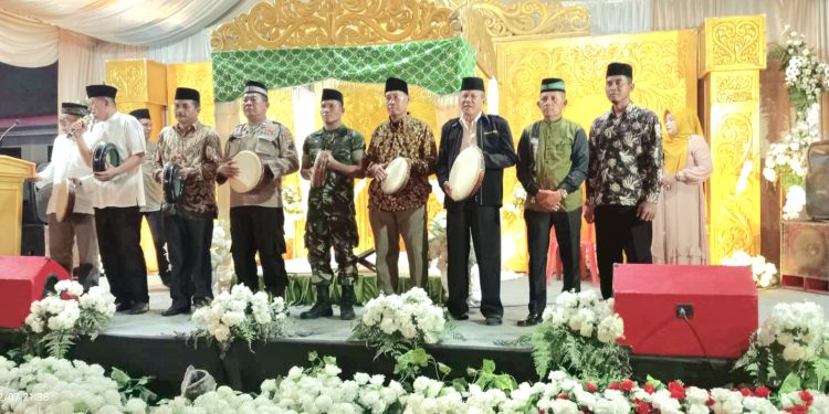 Staf Ahli Pemerintahan, M Yusuf beserta Forkopincam Meranti menabuh rebana tanda dimulainya kegiatan MTQ ke-54 Kecamatan Meranti.
foto: edi surya