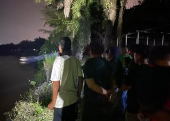 Warga berusaha mencari korban yang tenggelam di sungai.