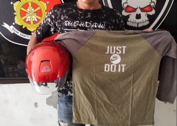 Tersangka saat di kantor polisi