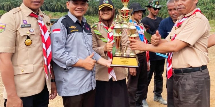 Kamabigus Akhmad Syiroj saat menerima Piala Juara Umum dari Pimpinan Ponpes Darus Sholihin, Ustadz Tholib.