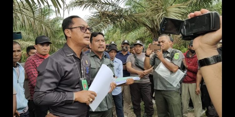 Panmud Perdata PN-Rap, Sapriono saat hadir di Lokasi Rencana Konstatering. 