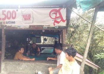 Babinsa Koramil 05/Kolang, Serda Benny Sitompul saat melaksanakan Komsos dengan warga binaan di Desa Simaninggir, Kabupaten Tapteng, Selasa (21/02/2023). 