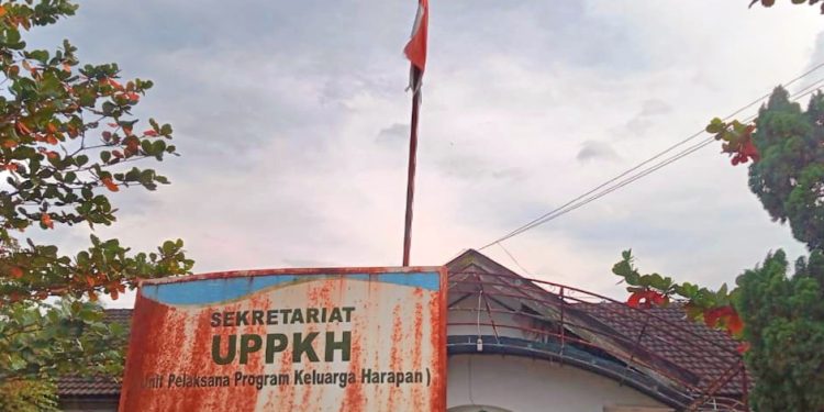 Bendera yang telah kusam dan robek terlihat berkibar di halaman Kantor Sekretariat UPPKH Kabupaten Asahan.
foto/teks: edi surya