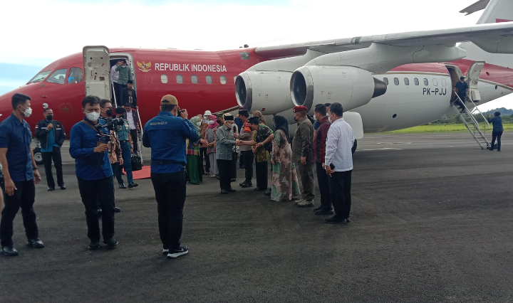 (Taslab News/Dzulfadli Tambunan) Wapres Ma'ruf Amin beserta rombongan disambut Kapolda Sumut dan Pangdam I/BB di Bandara FL. Tobing Pinangsori.