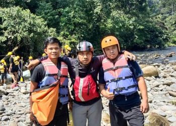Andri Manulang atlet arung jeram (tengah) bersama temannya.