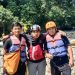 Andri Manulang atlet arung jeram (tengah) bersama temannya.