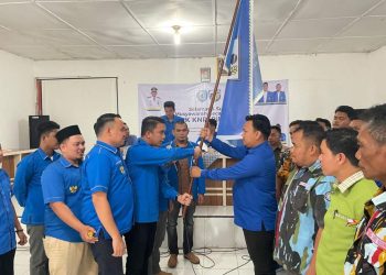Ketua DPD KNPI Labuhanbatu H Romario Simangunsong saat menyerahkan bendera petaka kepada Ketua DPK KNPI Bilah Hulu terpilih