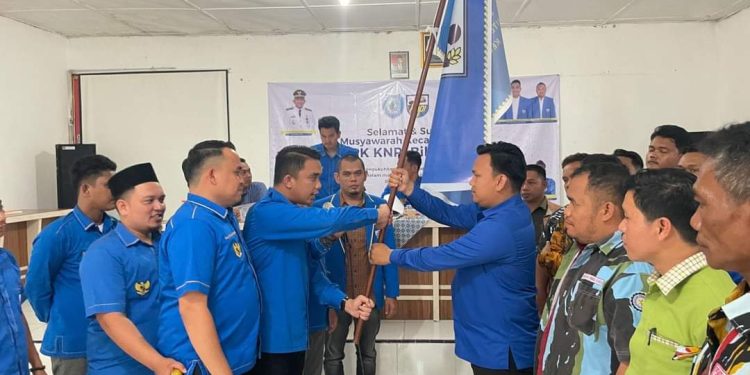 Ketua DPD KNPI Labuhanbatu H Romario Simangunsong saat menyerahkan bendera petaka kepada Ketua DPK KNPI Bilah Hulu terpilih