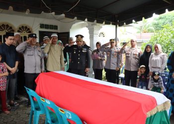 Wakapolres Tanjungbalai Pimpin Upacara Pemakaman Jenazah Bripka Joko Slamet