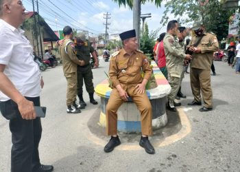 Ikut Aksi Dukung Pemberantasan Narkoba, Wali Kota Tanjungbalai Duduk di Pembatas Jalan