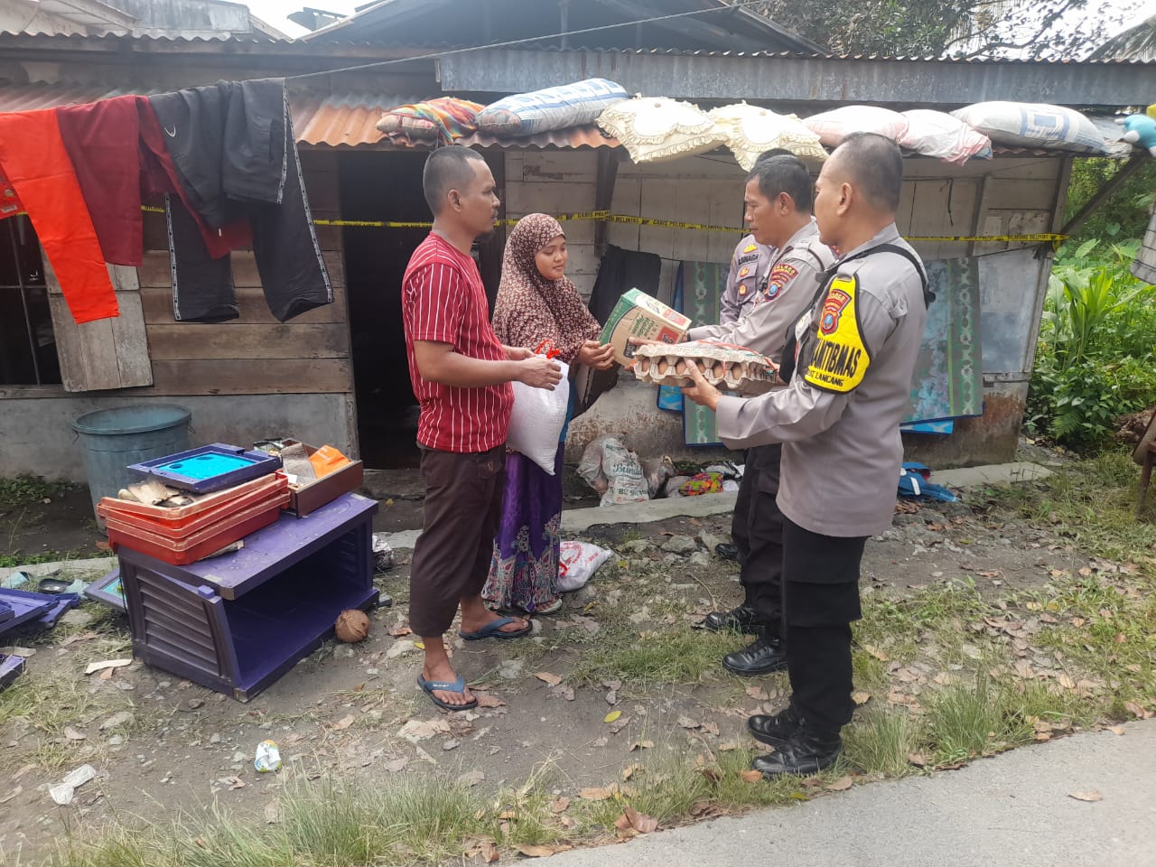 Kapolsek Datuk Bandar Tanjungbalai Berikan Bantuan Untuk Korban Kebakaran