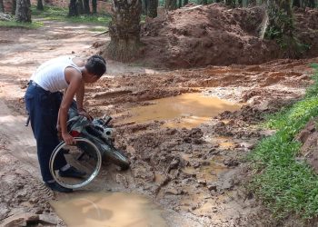 Tolong Perbaiki Jalan Kami Pak Bupati Asahan