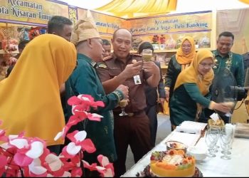 Bersama Gubsu, Bupati Asahan Kunjungi Stand Pameran 