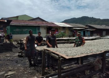 Motivasi Usaha Penjemuran Ikan Asin, Babinsa Sambangi & Berikan Semangat