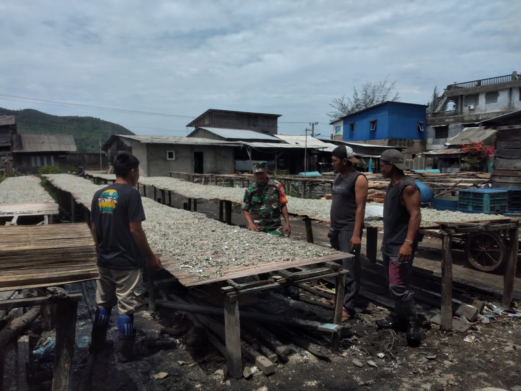 Babinsa Koramil 06/Kota, Serka Asi Sinurat saat menyambangi usaha pengolahan ikan asin di Kelurahan Aek Habil, Kota Sibolga, Jumat (24/03/2023). 